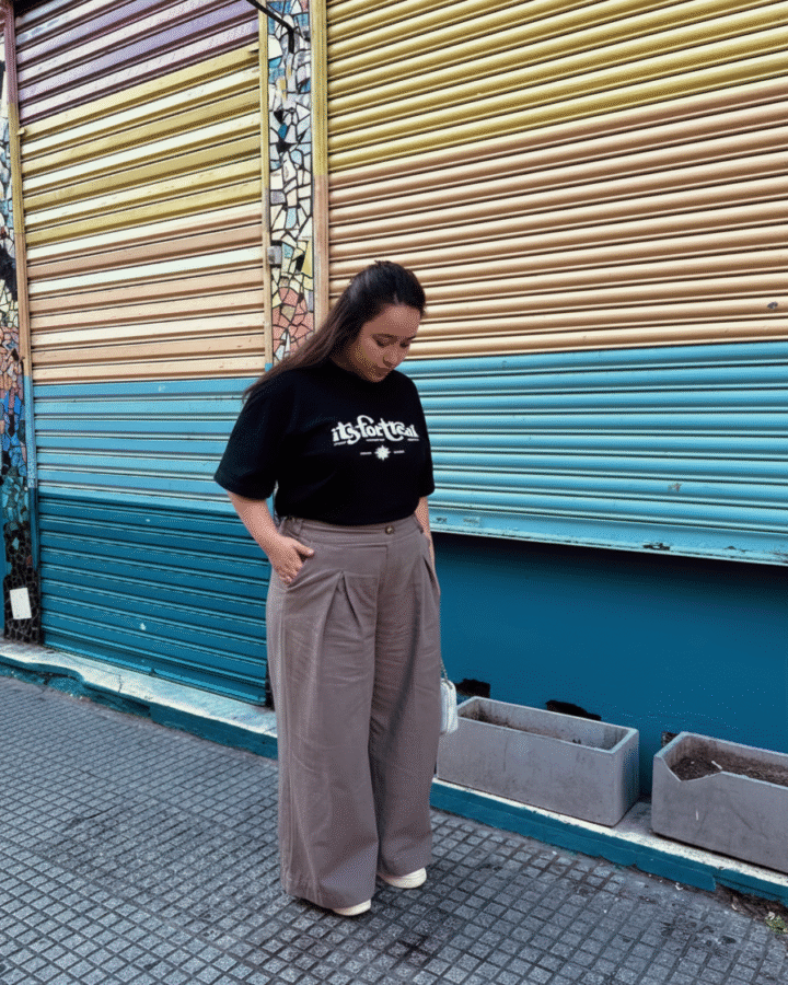 remera oversize color negra con manga corte ranglan y estampa en el frente con inscripcion