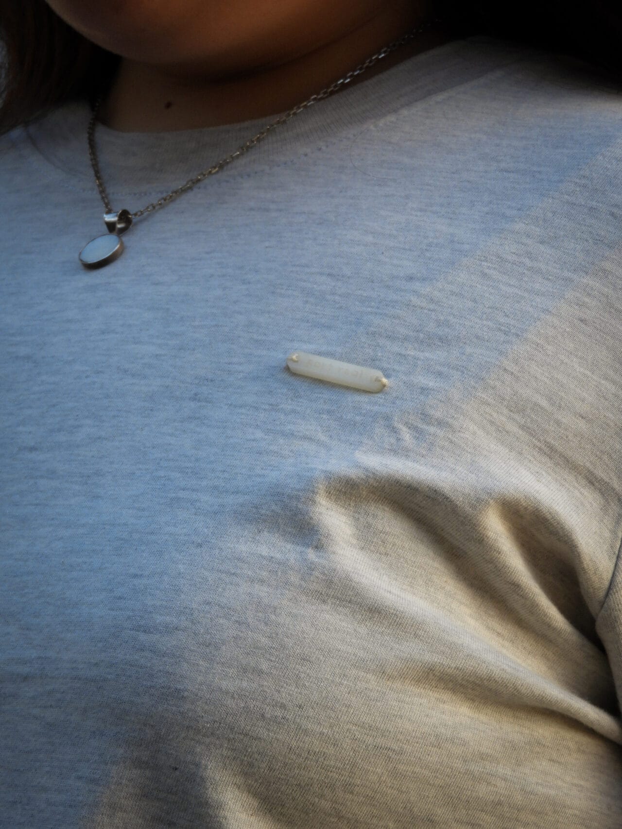 remera regular gris melange