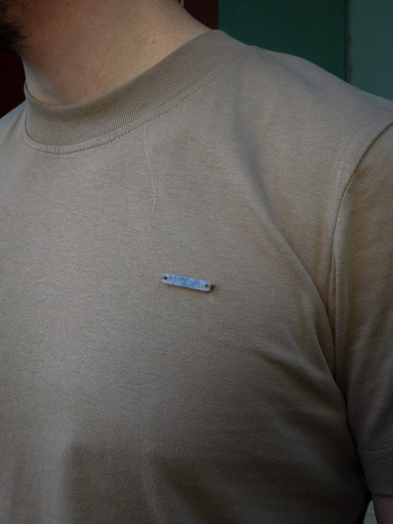 remera regular tostado
