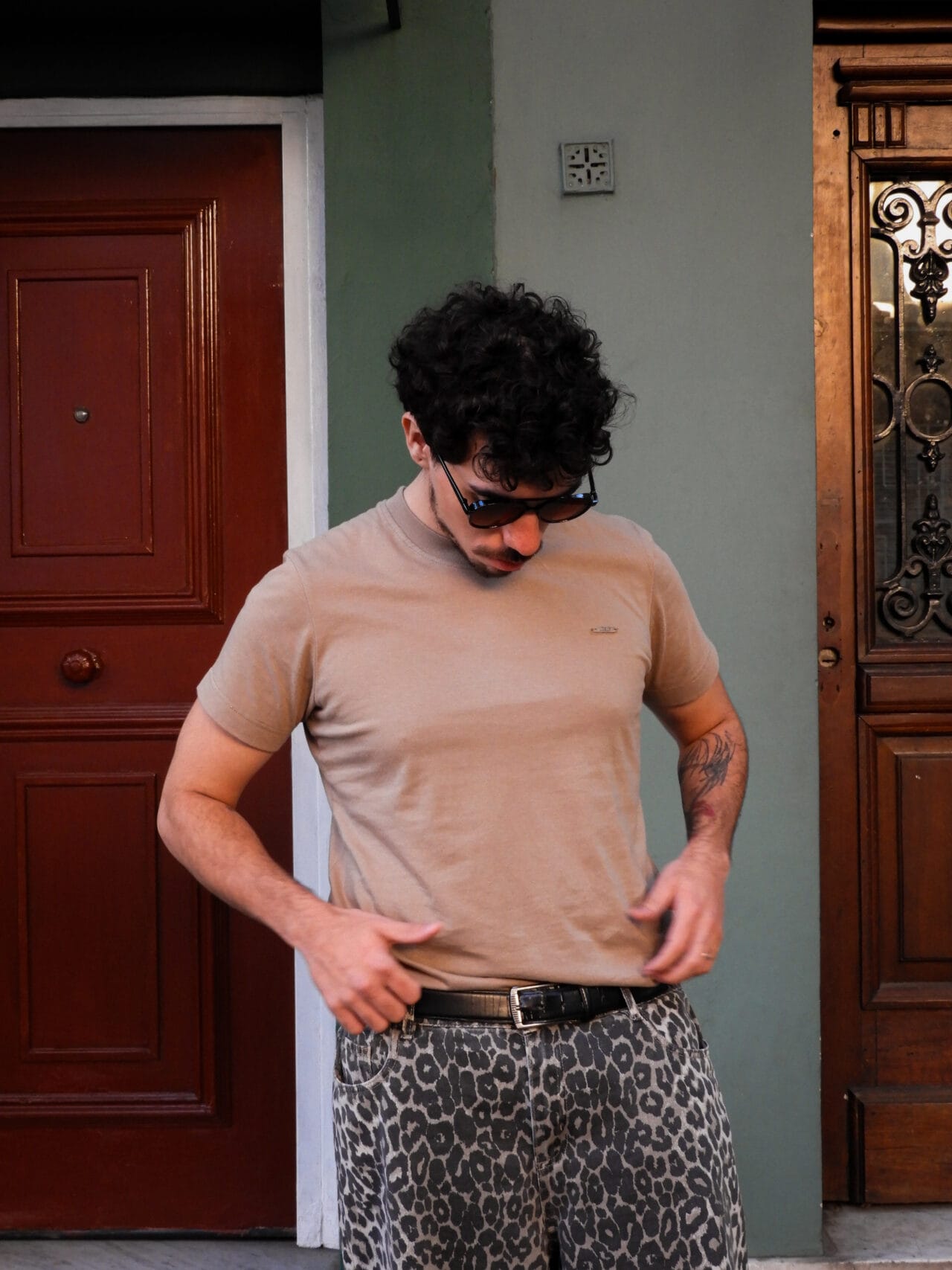 remera regular tostado