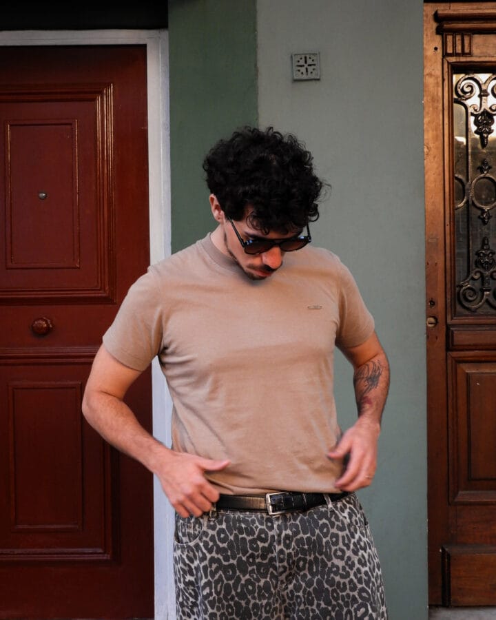 remera regular tostado