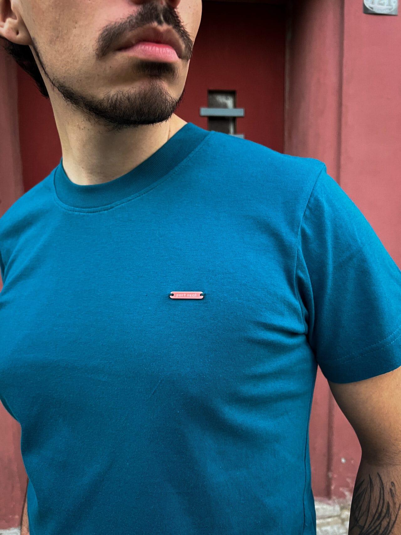 remera regular petroleo