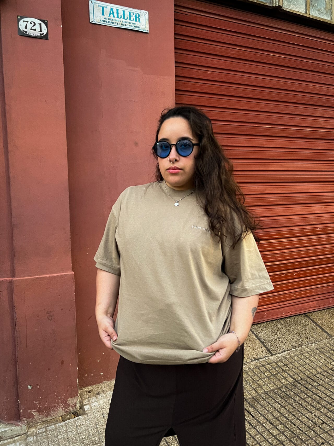 remera oversize tostado