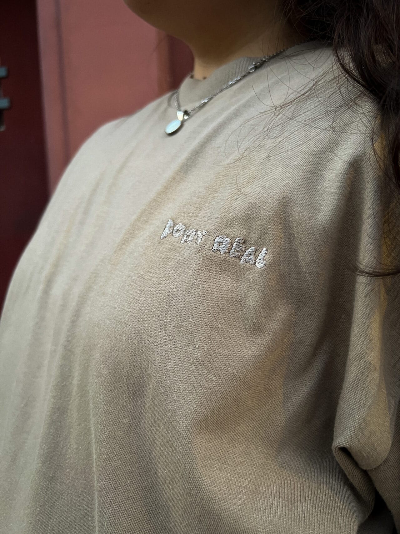 remera oversize tostado