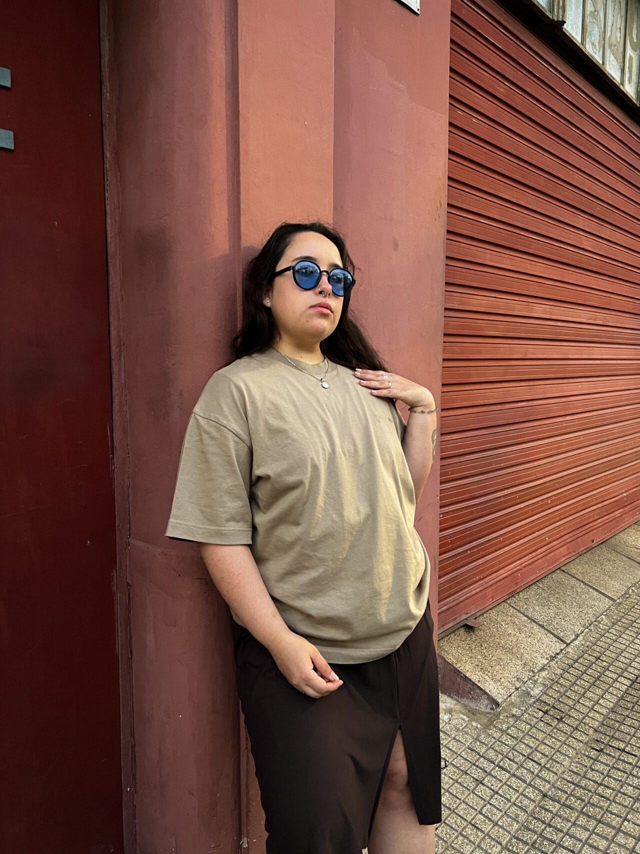 remera oversize tostado