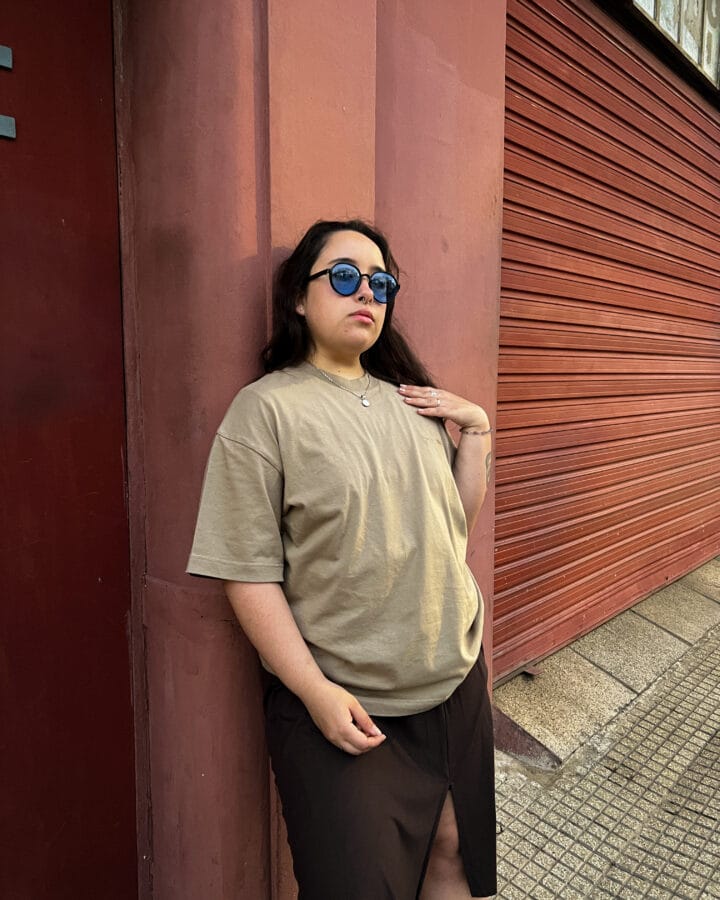 remera oversize tostado