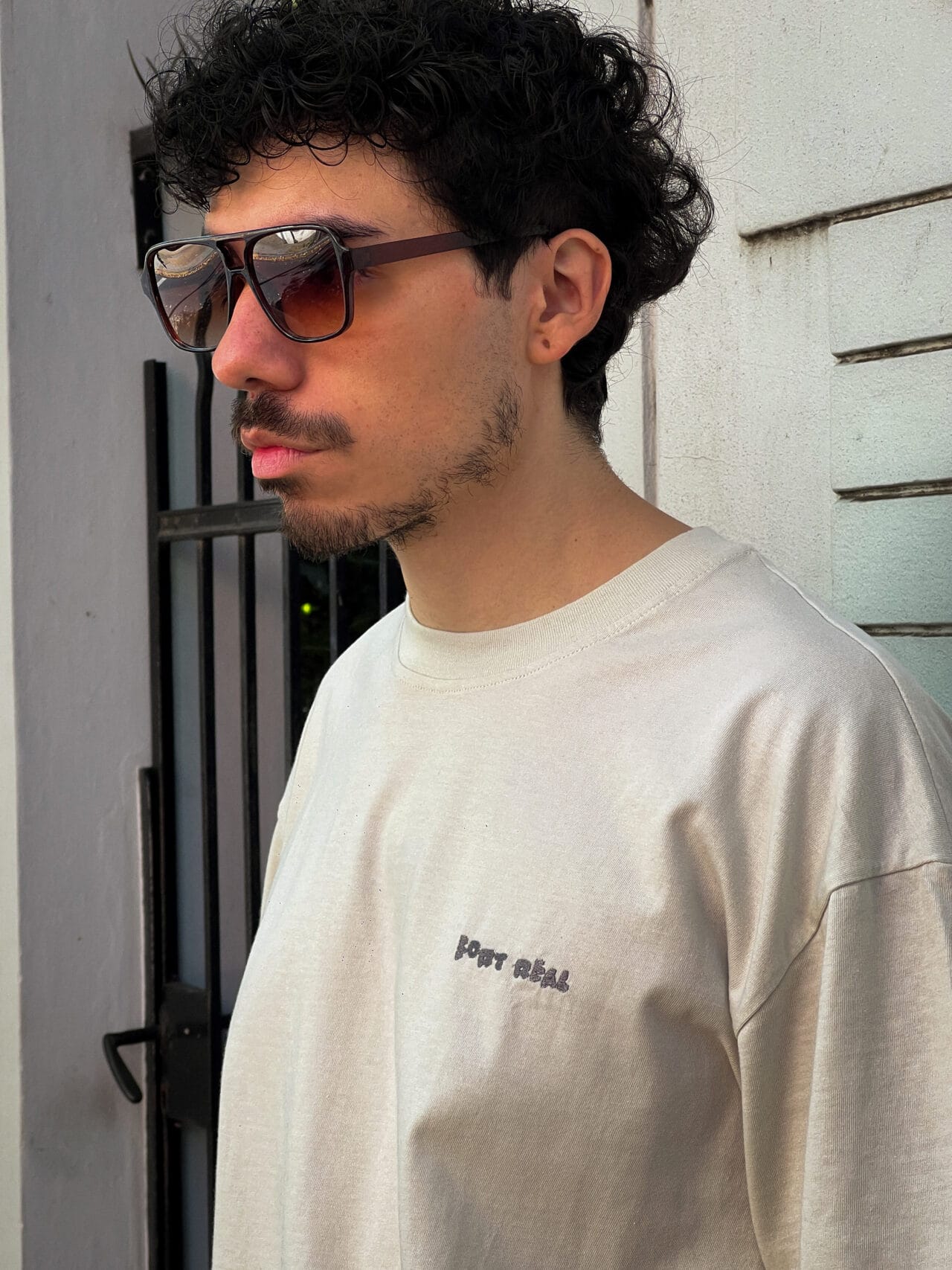 remera oversize off white