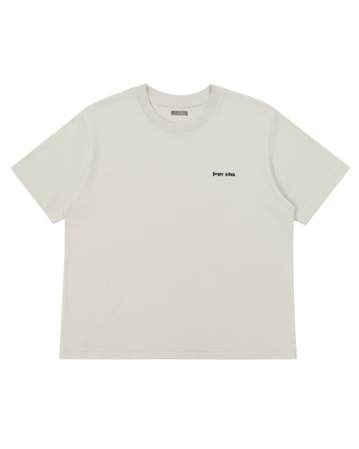 Remera Oversize Básica Off White de Its Fort Real, hecha de jersey peinado de algodón 100%, con corte oversize, mangas cortas y bordado de marca en el frente al contratono.