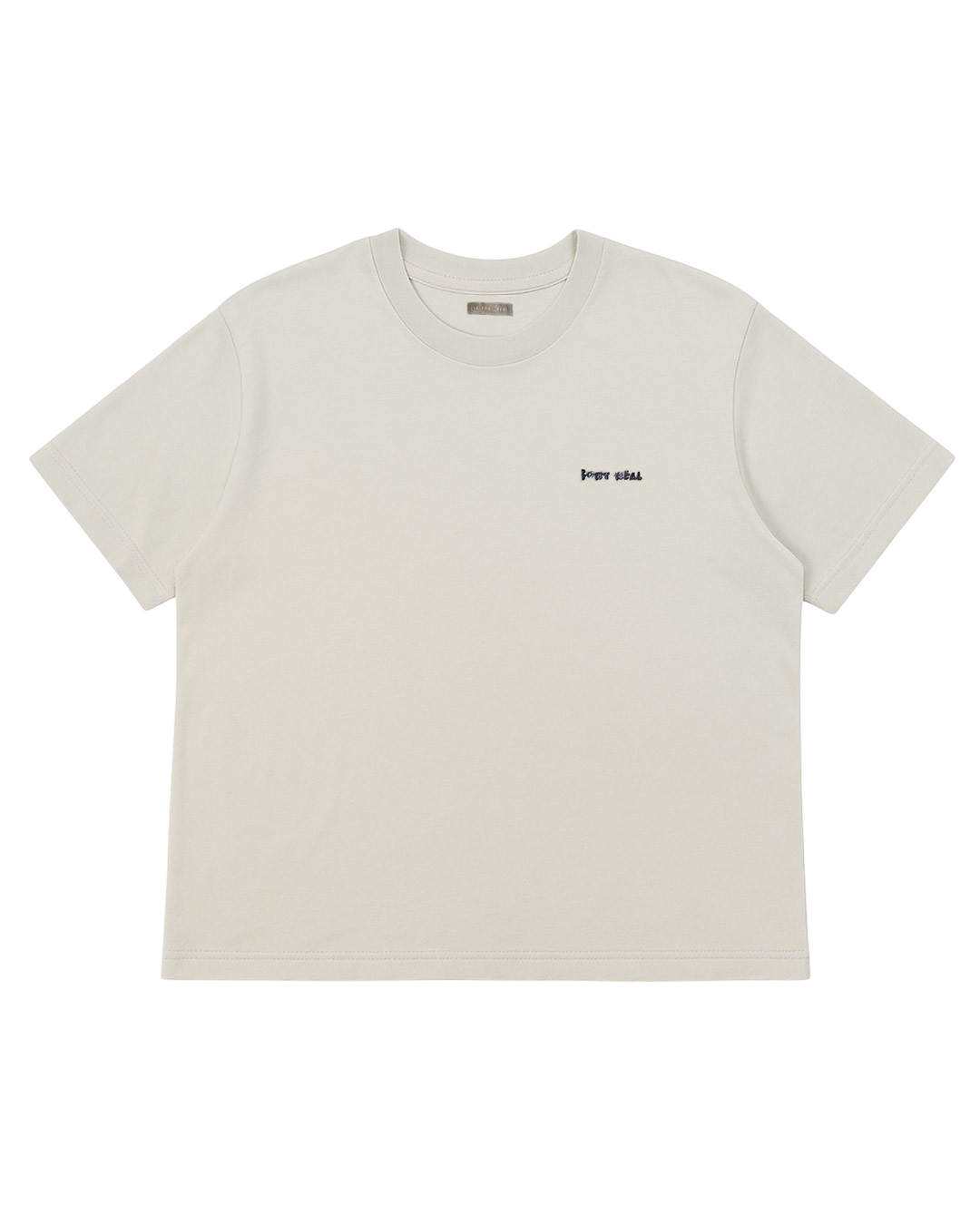 Remera Oversize Básica Off White de Its Fort Real, hecha de jersey peinado de algodón 100%, con corte oversize, mangas cortas y bordado de marca en el frente al contratono.