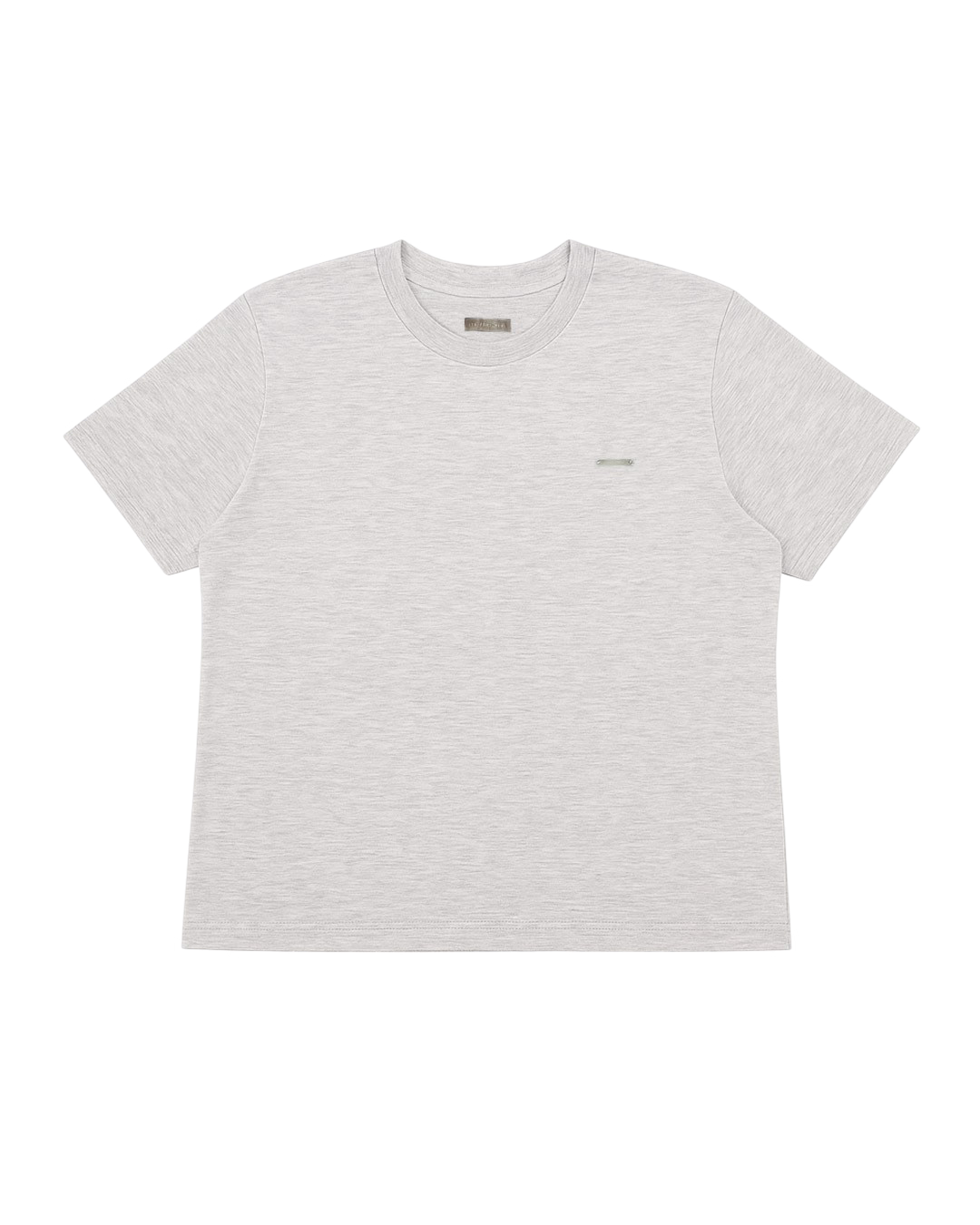 Remera Regular Básica Gris Melange de Its Fort Real, hecha de de jersey peinado de algodón 100%, con corte regular, mangas cortas y un dije acrílico de marca en el frente.