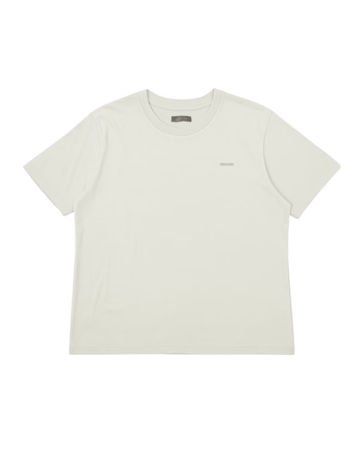 Remera Regular Básica Off White de Its Fort Real, hecha de jersey peinado de algodón 100%, con corte regular, mangas cortas y un dije acrílico de marca en el frente.