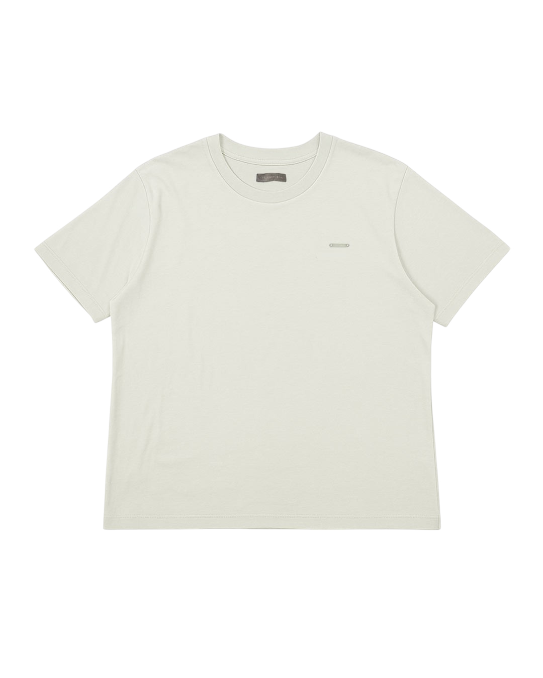 Remera Regular Básica Off White de Its Fort Real, hecha de jersey peinado de algodón 100%, con corte regular, mangas cortas y un dije acrílico de marca en el frente.