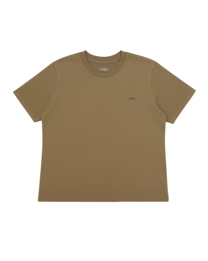 Remera Regular Básica Tostado de Its Fort Real, hecha de de jersey peinado de algodón 100%, con corte regular, mangas cortas y un dije acrílico de marca en el frente.