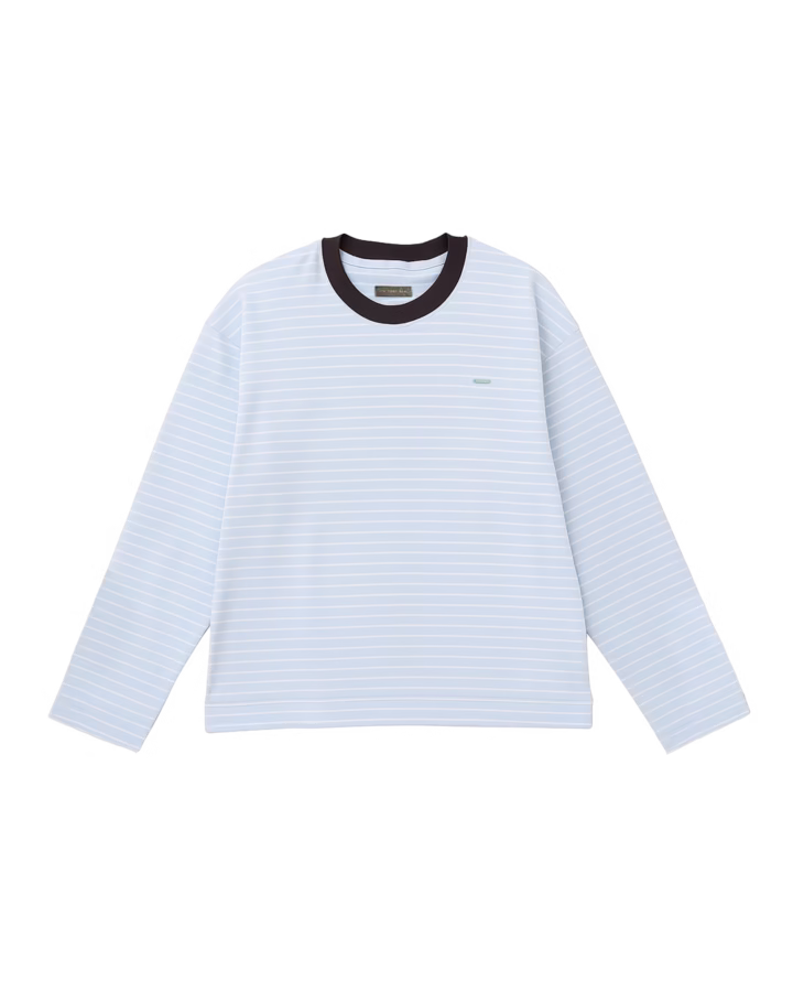 remera manga larga de tela interlock de algodon color celeste pastel a rayas blancas con cuello color marron y chapita de marca en delantero