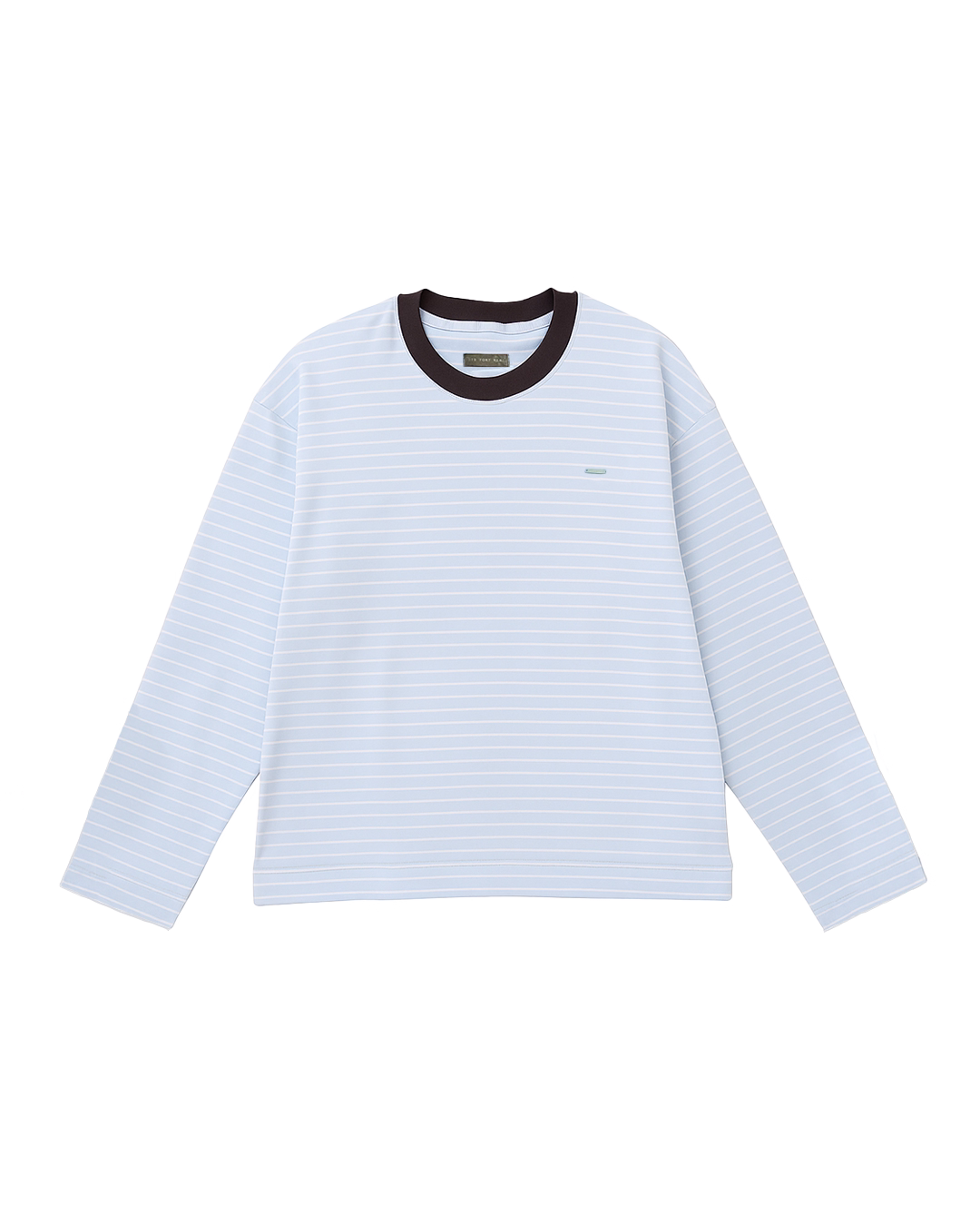 remera manga larga de tela interlock de algodon color celeste pastel a rayas blancas con cuello color marron y chapita de marca en delantero