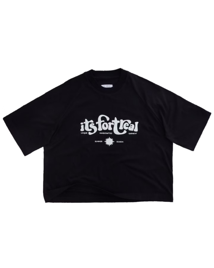 remera oversize color negra con manga corte ranglan y estampa en el frente con inscripcion